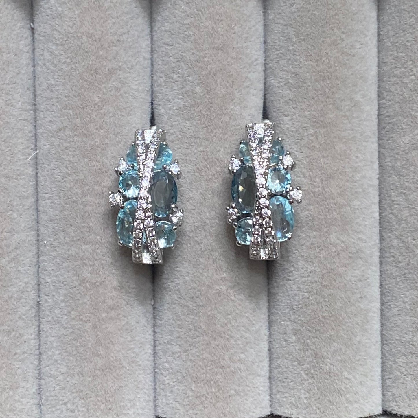 Aretes light blue